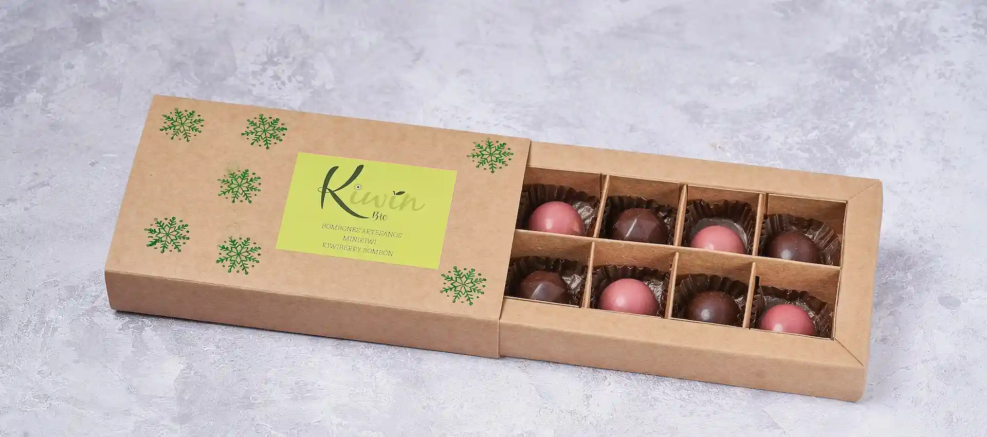 Detalles personalizados originales. Bombones kiwiberry bombón chocolate negro y ruby con minikiwi. Finca Terramor Asturias. Venta de productos ecológicos y mermeladas artesanales.