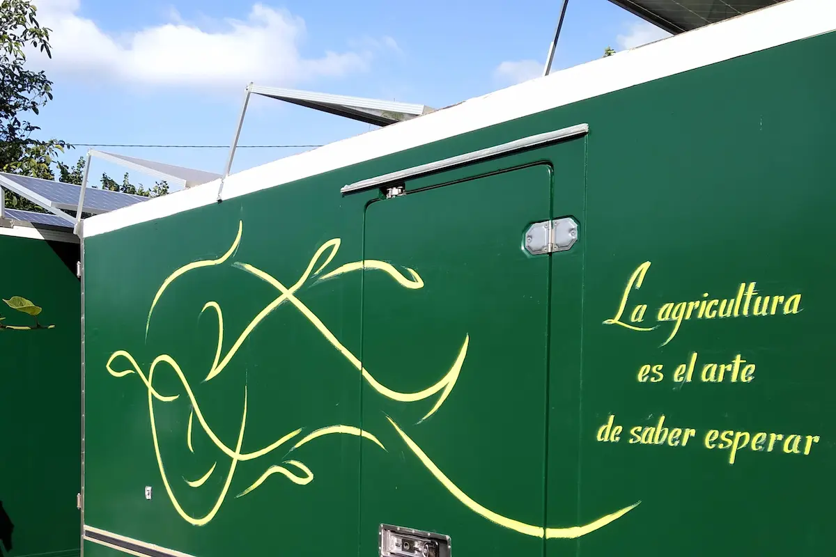 Obrador de la plantación de minikiwis en Asturias. Visitas guiadas con degustación a nuestra finca de mini kiwis. Actividad al aire libre con niño, en familia, con amigos.